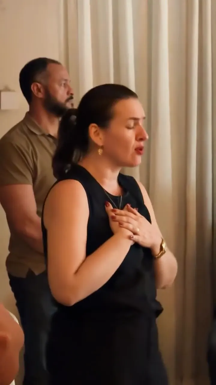 Empresária em oração durante o encontro