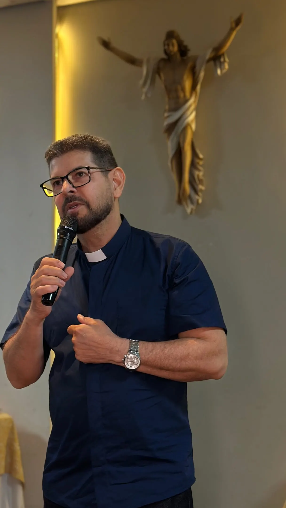 Padre Fábio Gleiser pregando com microfone